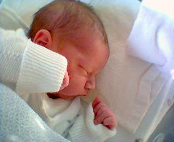 Max im Krankenhaus kurz nach der Geburt