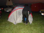 das Zelt muss wieder verschlossen werden